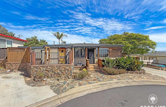 Beautiful 2BD/1BA W/ In-Unit Laundry, Private Pool, and Large Backyard in Linda Vista! - 6922 Quinn Court, San Diego, CA 92111