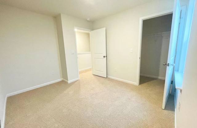 Room in 4 Bedroom Home at River Bank Rd photos photos