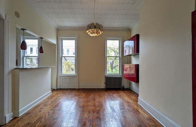 276 Cornelia St Gallery 1