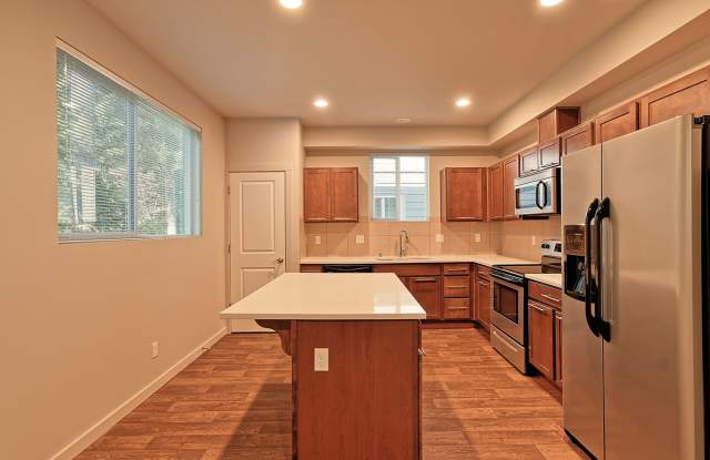 Available NOW! 4-Bedroom End-Unit Townhome Near Silver Lake Gallery 4
