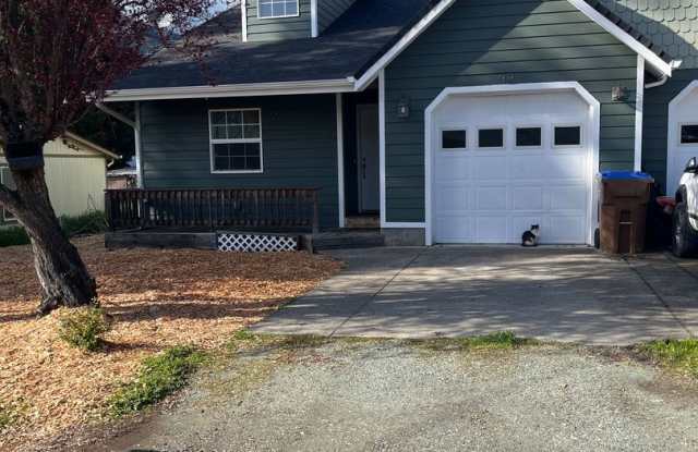 3 bed / 2 bath Duplex - 993 Northeast Broadway Street, Myrtle Creek, OR 97457