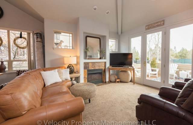 Beautiful Townhouse in Broken Top with Two Primary Suites Gallery 3