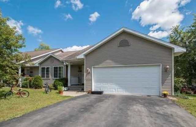 Huge 3BR/3ba Duplex on West Side of Eau Claire photos photos