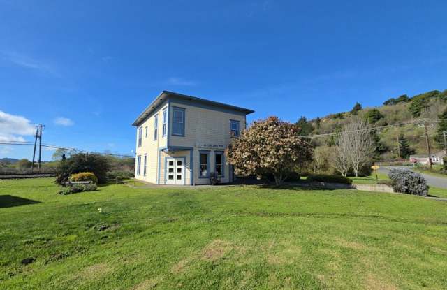 Distinctive Alton home offers charming living opportunity! Gallery 4