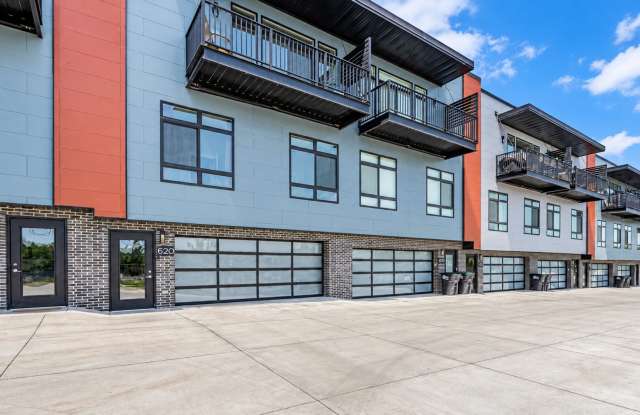 Luxury Living In Midtown - 3bed 2.5bath Townhome Gallery 1