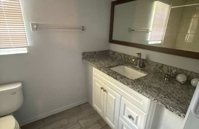 ** 1 BED\1 BATH HOME IN FORT MYERS IN THE RIVER DISTRICT AVAILABLE FOR A LONG-TERM TENANT -- LARGE AND SMALL DOGS ALLOWED -- CATS ALLOWED *** Gallery 3