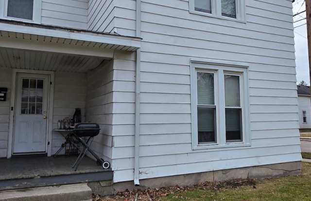 Updated and Spacious Duplex in BG photos photos