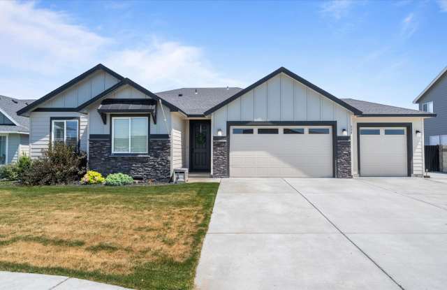 Move-In Ready West Richland Rental – 3-Car Garage, Fenced Yard, Hot Tub Included photos photos