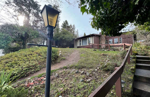 Beautiful 3 Bedroom home in the heart of Ashland - 647 Beach Street, Ashland, OR 97520