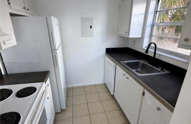 2001 Bay Dr photos photos