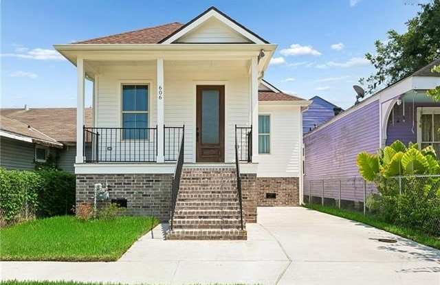 606 WHITNEY Avenue Gallery 1