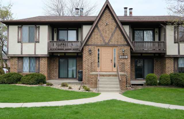 Full featured 2 Bed, 2 Bath Condo in quiet development w/ In-Unit Laundry, Garage and Pool! photos photos