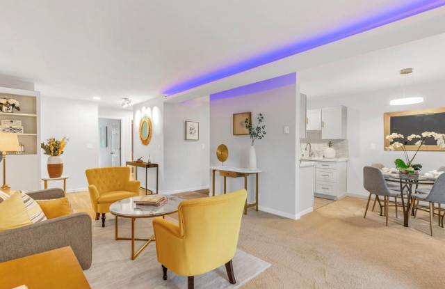 Bellevue Square Ground Floor 2 Bedroom Condo with a deck photos photos