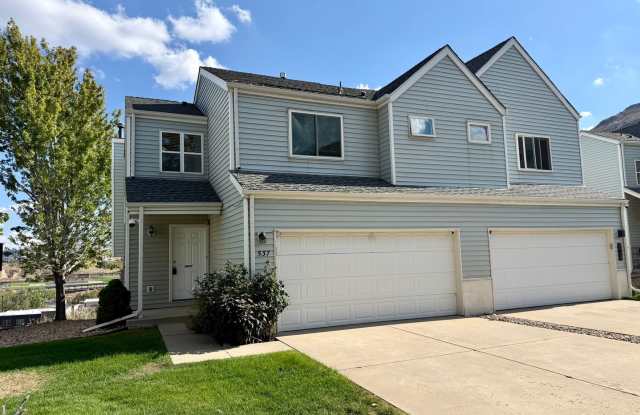 Charming Golden Home with Mountain Views - Don't Miss Out! Gallery 1