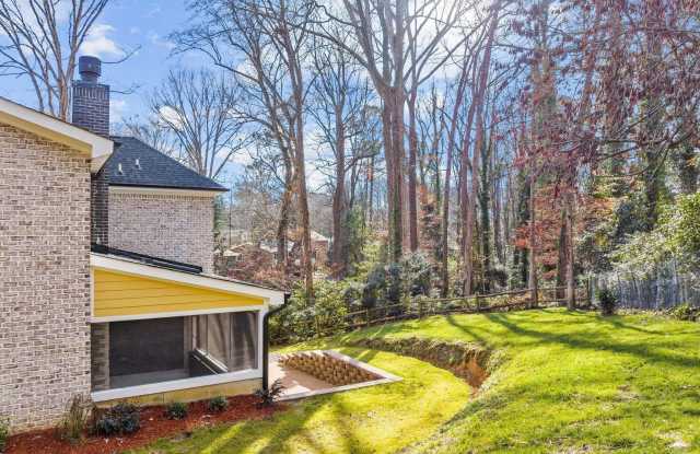 5019 Hollyridge Drive Gallery 4