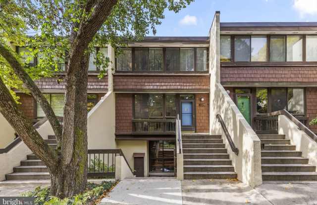 2216 S QUINCY Street unit: 2 photos photos