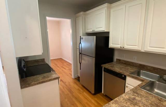 A Fireplace, Hardwood Floors & the Comforts of a Spacious 2BR/2.5BA Townhome in Columbia!! Gallery 4