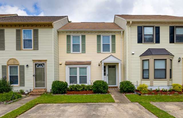 Charming 2 bedroom, 2.5 bathroom townhome in the desirable Kempsville Lake neighborhood of Virginia Beach! Gallery 1