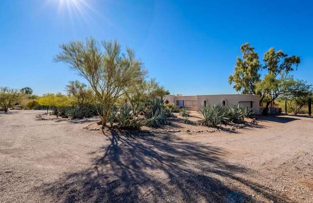 PENDING/RENTED_Hacienda-Style Gem with Pool – Spacious 3-Bedroom on Half Acre! - 5723 North Camino Del Conde, Catalina Foothills, AZ 85718