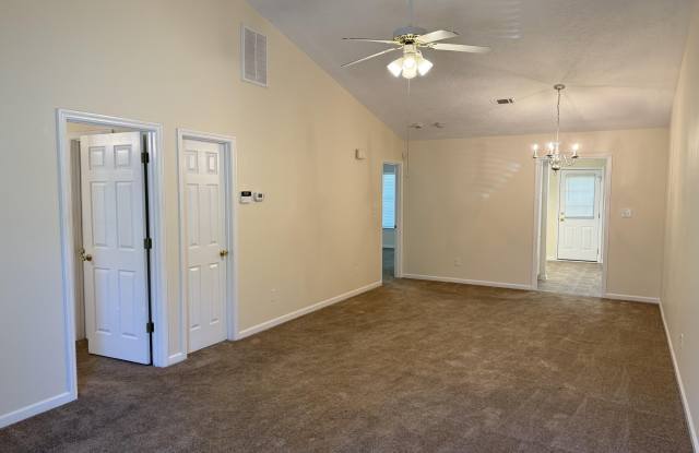 526 Edgecliff Lane Gallery 3