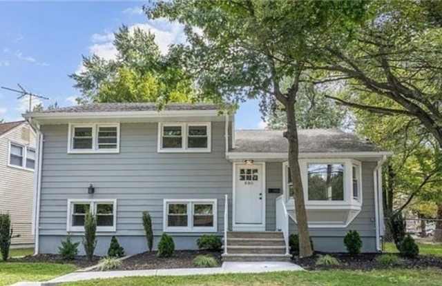 880 W Lake Ave photos photos