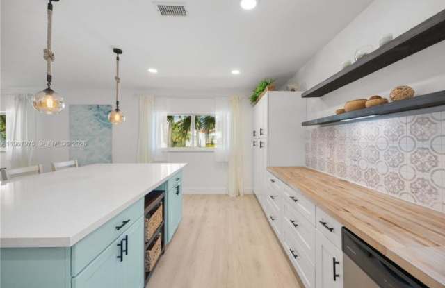 1070 Tyler St photos photos