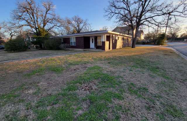 Bryan - 3 bed/ 2 bath / 2 car garage house with fenced back yard, near Texas A&M - 4200 Oaklawn Street, Bryan, TX 77801