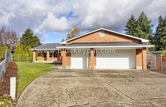 Amazing Holiday House!!! 3 Bed, 2.5 Bath Home in Culdesac with Huge Yard - 12016 Southeast 16th Circle, Vancouver, WA 98683