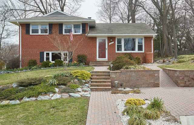 Silver Spring splendor with yard care INCLUDED photos photos