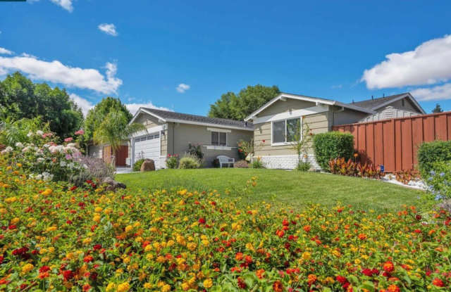 Gorgeous Remodeled 3 Bedroom Home with Solar & RV Parking Gallery 4