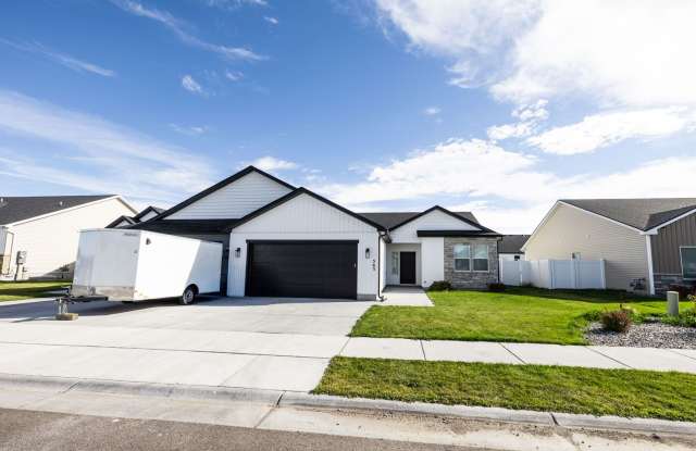 SUGAR CITY TWIN HOME 3 BED 2 FULL BATH - FENCED YARD WITH EX-LARGE 2 STALL GARAGE Gallery 3