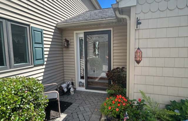 Available Now! Updated Hampton Condo w/ Garage & Laundry Gallery 3