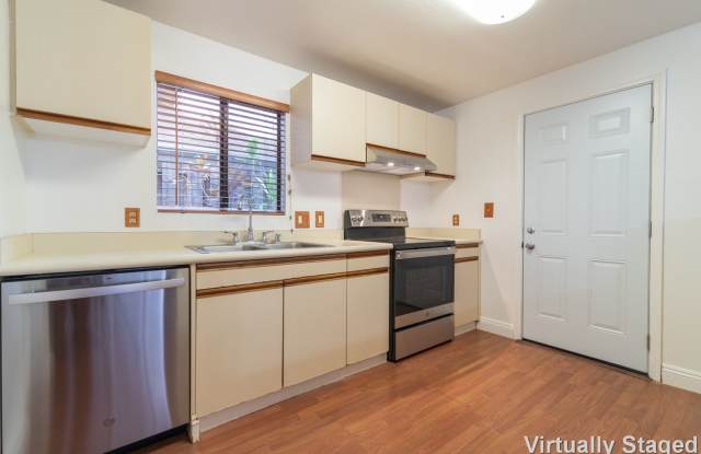 4-bedroom, 2-bath 2 story home in Westloch Estates Gallery 3