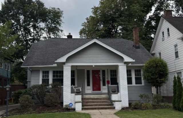Charming 5 Bedroom 13048 Cedar Gallery 1