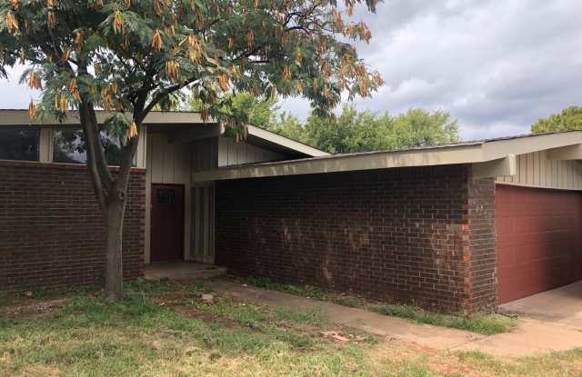 Large 3-Bedroom with Vaulted Ceilings photos photos