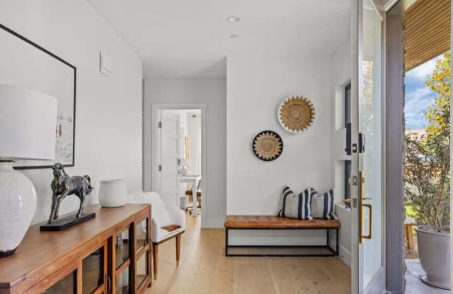 High-End Westside Rental *$1,000.00 Off First Month's Rent Move In Special!* Gallery 4