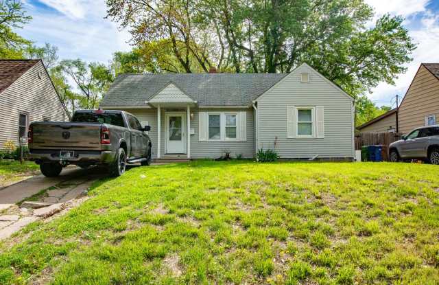 3 Bedroom / 1 Bath Home with Fenced Backyard! photos photos