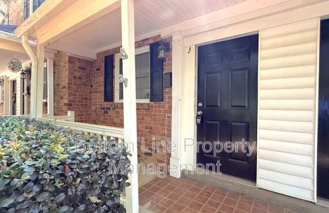 1218 Green Oaks Ln Gallery 1