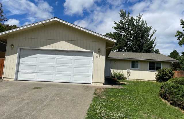 Very Nice 3 Bedroom 2 bath Home-Fully fenced Back Yard-East Medford Gallery 3