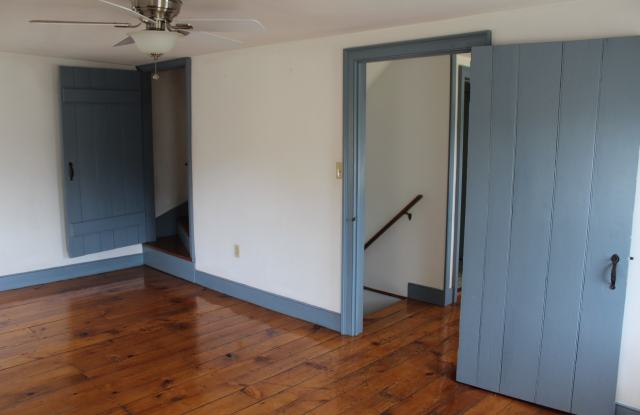 ***Move-in Special- 2 Months Free*** 2 Story Historic Farmhouse in Country Setting Gallery 3