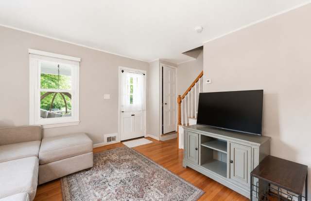 Welcome to 5935 Williamsburg Road, a beautifully updated three-level duplex in the highly sought-after Jefferson Manor community of Alexandria. Gallery 3