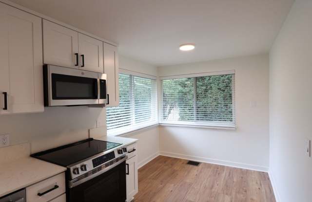 Newly Remodeled 6-Bedroom Home with Two Full Kitchens! Gallery 4