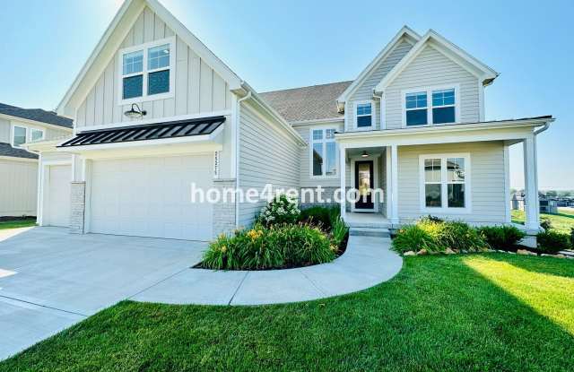 Exceptional Olathe Home in the Cedar Creek Subdivision w/ Wood Floors and a Finished Basment! photos photos