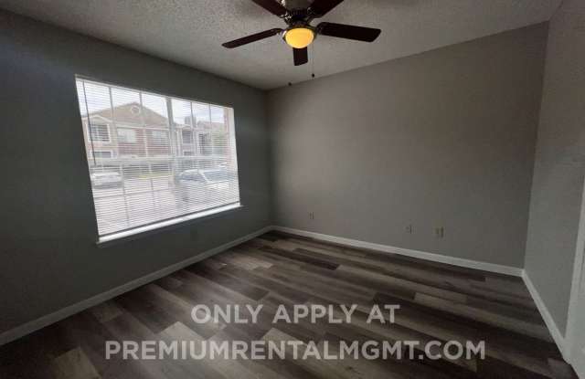 3/2 Regency Gardens 1st Floor Condo with New Plank Fooring, Stainless Appliances, and Fresh Paint! Gallery 4