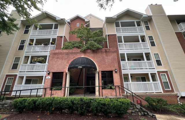 Charming 1 Bed 1 Bath Unit With Private Balcony In The Fountains At McLean - Water Included photos photos