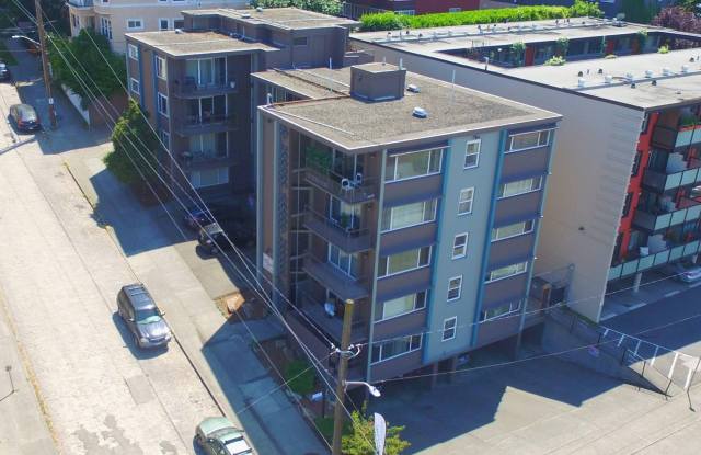 Clift House Apartments | Updated Homes Near Broadway and Light Rail Gallery 3