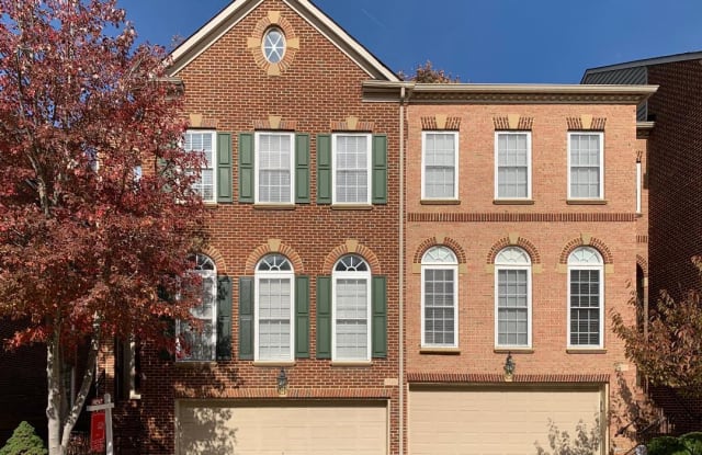 7122 POINT REPLETE CIR - 7122 Point Replete Circle, Lorton, VA 22060