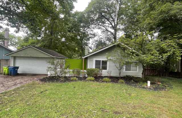Beautiful Cottage Rustic Home In West Bloomfield with Lake Privileges Gallery 1