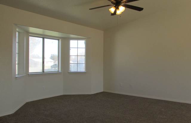 THREE BEDROOM HOME IN LEAVITT LAKE FOR RENT Gallery 3