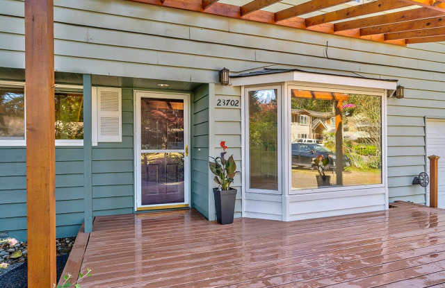 Edmonds 5 Bedroom 3.5 Bath Fully Fenced Gallery 3